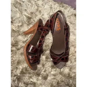 KORS Michael Kors Brown Crocodile Embossed Slingback Heels Sandals with Lug Sole